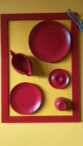 Omas altes Geschirr als Küchen-Deko